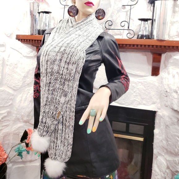 🆕️ NWT BeBe Cable Knit Scarf🧣with Pom Poms☃️ - Picture 4 of 9